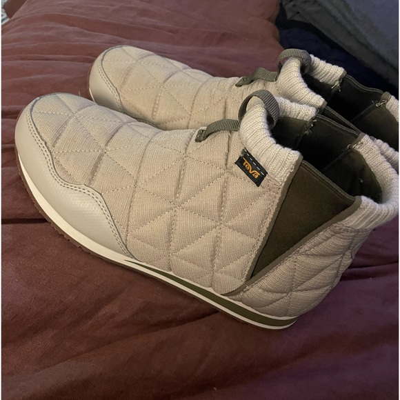 Teva Shoes - Teva snow boots - cream and green quilted - size 8.5 - brand new - no box